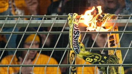 Verbrannt - wie hier beim DFB-Pokal-Spiel des BVB gegen Dynamo Dresden im Oktober 2011 - wurde der BVB-Schal am Samstagabend in Augsburg nicht. Aber er wurde unter Gewaltanwendung entwendet, weshalb jetzt wegen Raubes ermittelt wird.