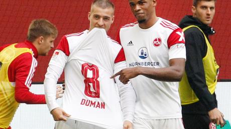 Der Nürnberger Torschütze zum 1:0 Kwadwo Duah (r) jubelt mit Fabian Nürnberger, der ein Trikot von Nürnbergs Duman zeigt.