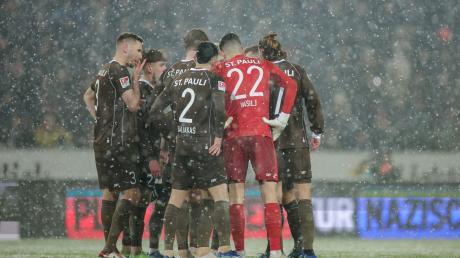 Der FC St. Pauli berät sich, nachdem er eine 2:0-Führung gegen den HSV Aus der Hand gegeben hat.