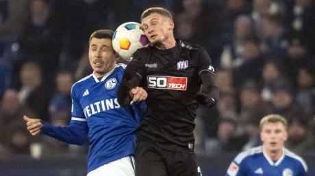 Schalkes Ron Schallenberg (l) und Mickaël Cuisance vom VfL Osnabrück im Hinspiel. Das Rückspiel steht vor der Absage.