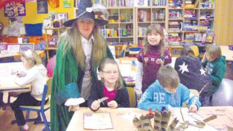 Während der Lesewoche konnten sich die Schüler auch in die Zauberschule Hogwarts unter der Leitung von Rektorin Sabine Weiß wagen. 