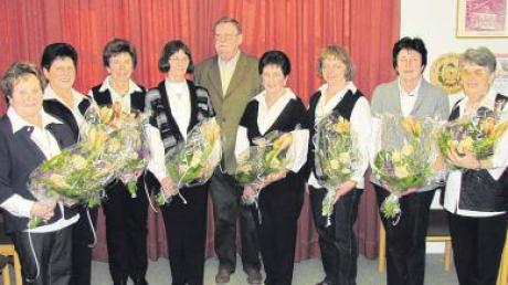 Blumen als Zeichen des Dankes überreichte KAB-Vorsitzender Hartmut Rentke an die Betreuerinnen (von links): Marianne Herb, Dora Hieber, Zita Sturz, Erika Körting, Hartmut Rentke, Gitti Karl, Leni Kammerer, Sofia Abt und Anni Schäfer. 