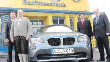 Stefan Ott (v. l.) von der Raiffeisenfiliale Inchenhofen kam mit Gewinner Franz-Xaver Wanner zur Raiffeisenbank Aindling, um den BMW X1 zu zeigen. Vorstandsmitglied Anton Fürst und Vorstandsvorsitzender Josef Beck gratulierten. 