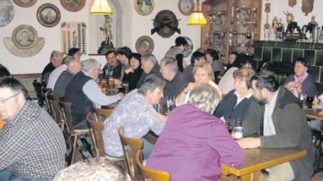 Viele Besucher wollten beim Fischessen von Bürgerwille ´84 Inchenhofen im Schützenheim hören, was Bürgermeister Karl Metzger über die aktuelle Gemeindepolitik zu berichten hatte. 