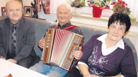 50 Jahre verheiratet sind Martin und Josefa Seidl aus dem Aindlinger Ortsteil Gaulzhofen. Bürgermeister Tomas Zinnecker gratulierte dem Jubelpaar. Beide stammen aus der Pfarrei Stotzard 
