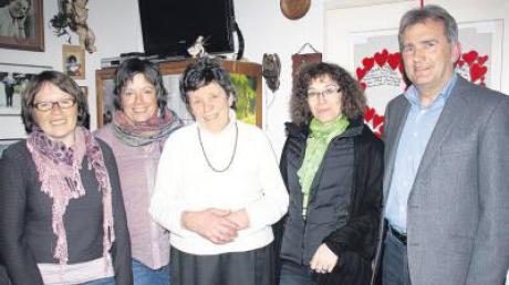 Im Kreise ihrer Familie und Freunde feierte die Mangelsdorferin Maria Kilian ihren 80. Geburtstag. Das Foto zeigt die Jubilarin mit ihren Töchtern und dem stellvertretenden Bürgermeister Roman Tyroller. 