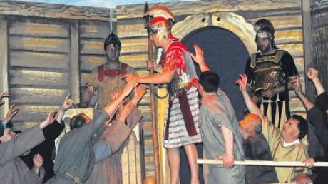 Im dritten Akt spielt das Stück „Der vierte König“ der Theaterfreunde Inchenhofen im Rumpf eines römischen Galeerenschiffes.