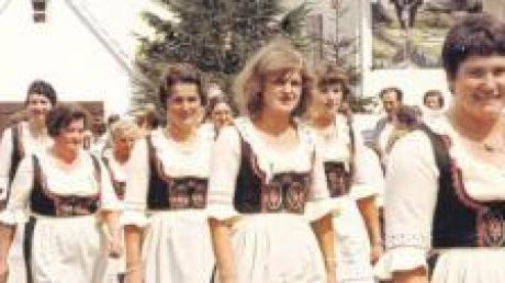 Mit feschen Dirndln präsentierten sich die Heilbachtaler Schützendamen beim Festumzug 1976, anlässlich des 25-jährigen Bestehens mit Fahnenweihe. 