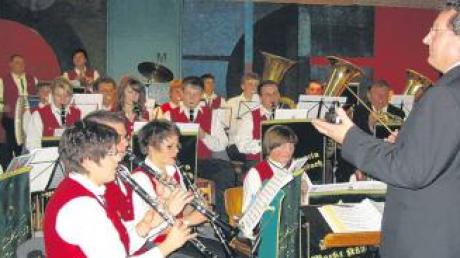 Mit Feuereifer spielen die jungen Kühbacher Musiker unter der Leitung von Joseph Rast. Am 10. April geben sie in St. Magnus ein Konzert. 