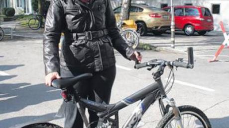 Gisela Schießl aus Peutenhausen hat sich bei der Fahrradversteigerung in Aichach ein Mountainbike ergattert. Diese 35 Räder sind am gestrigen Freitag bei der Fahrradversteigerung in Aichach unter den Hammer gekommen. 