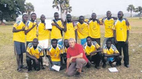 Zwei Trikotsätze gab der VfL Ecknach dem Aichacher Harald Lesti (vorne) mit nach Afrika. In Uganda laufen jetzt Jugendliche damit auf dem Platz auf.  