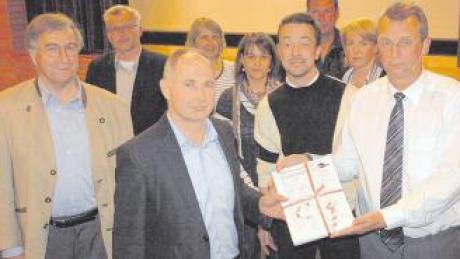 Bürgermeister Rudi Fuchs nahm auf der Bürgerversammlung in Affing knapp 3000 Unterschriften aus den Händen von Thomas Born und Helmut Merwald in Empfang. Vorne links steht Lorenz Drexl. 