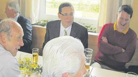 Mit vielen Gästen feierte Pater Norbert Rasim (Mitte) gestern in Sielenbach seinen 50. Geburtstag, links von ihm Bürgermeister Konrad Wagner aus Altomünster. 