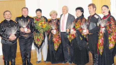Ein ergreifendes Konzert zugunsten der Tschernobyl-Hilfe fand in Pöttmes statt: Bürgermeister Franz Schindele (Mitte) und Heidi Bentele (Dritte von links) inmitten der Sängerinnen und Sänger aus Gomel. 