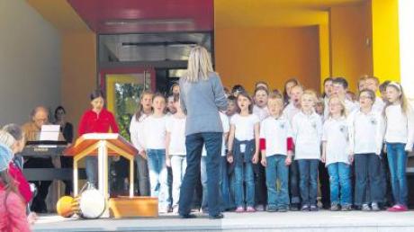 Der Sing- und Spielkreis der Grundschule Adelzhausen mit Musikprofessor Meinrad Schmitt (links) unter der Leitung von Renate Mechler-Schmitt umrahmten die Abschlussfeier. 