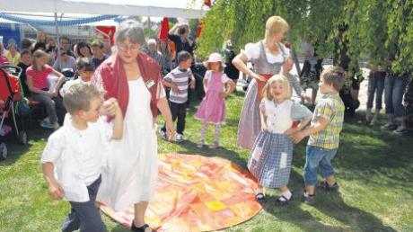 Mit einem Tanz überraschten die Kinder beim Maibaumfest der KJF die Besucher. 