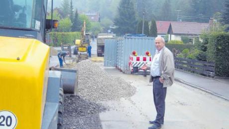 Im Waldweg in Obergriesbach gilt es, einen schweren Wasserrohrbruch zu beheben. Darum schaut Bürgermeister Josef Schwegler oft an dieser Stelle vorbei. 