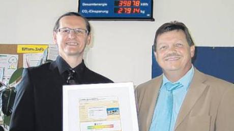 Architekt Werner Friedl (links) hat an Bürgermeister Lorenz Braun den Energieausweis für die Grundschule Adelzhausen überreicht. 