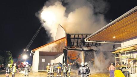 Rund 350000 Euro Sachschaden entstanden bei einem Brand am späten Sonntagabend im Kühbacher Ortsteil Winden. 