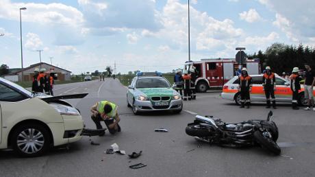 An der Kreuzung in Sand (Gemeinde Todtenweis) ist am Sonntagmittag eine junge Motorradfahrerin mit einem Taxi zusammengestoßen. Die 20-Jährige erlitt mittelschwere Verletzungen, der Taxifahrer und sein Fahrgast kamen mit dem Schrecken davon. 