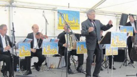 Das Münchner Nostalgie-Ensemble sorgte beim Pöttmeser Schlossfest für zünftige Musik.  