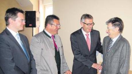 50 Jahre lang ist Ignaz Meyr (rechts) Mitglied im CSU-Ortsverband Gebenhofen-Anwalting; dazu ehrten ihn (von links) Peter Tomaschko, Franz Josef Pschierer und Siegfried Haas, der Ortsvorsitzende.