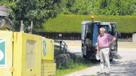 Für die Sanierung befestigter Wirtschaftswege gibt die Gemeinde Hollenbach in diesem Jahr über 120000 Euro aus. Hier informierte sich Bürgermeister Hans Riß über den Stand der Arbeiten am Rindermoosgraben. 