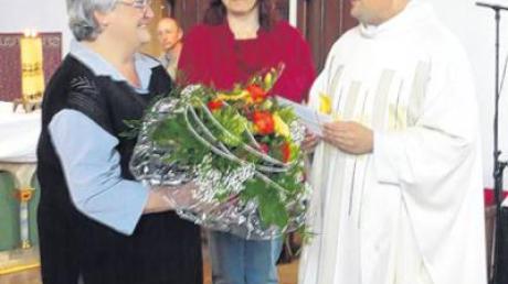 Pfarrer Karl Heinz Reitberger verabschiedete Mesnerin Claudia Rohrmoser.
