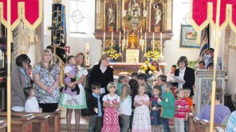 Die Kindergartenkinder gestalteten den Festgottesdienst anlässlich des 20-jährigen Bestehens des Kindergartens St. Martin Unterbernbach mit. 