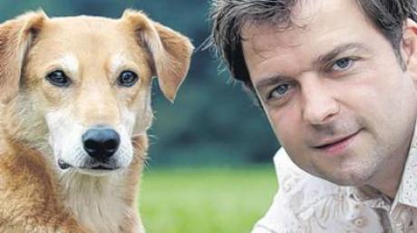 „Hund-Deutsch/Deutsch-Hund“ übesetzt Hundetrainer Martin Rütter mit viel Witz am Samstag, 2. Juli, auf Schloss Scherneck. 