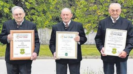 Drei Brüder sind Ehrenmitglieder der „Gemütlichkeit“ Adelzhausen: (von links) Johann Schmaus (Ehrenmitglied seit 2005), Anton Schmaus, Ehrenschützenmeister seit 1994, und Matthias Schmaus (Ehrenmitglied seit 2007). 