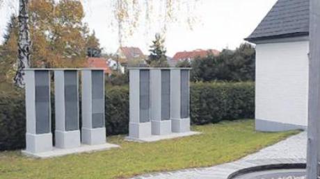 Neue Grabgebühren hat der Gemeinderat Adelzhausen für den Friedhof beschlossen, auch für die neuen Urnenstelen. Ein Fach kann bis zu vier Urnen aufnehmen.  