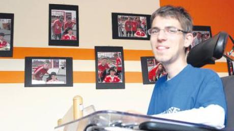 Die Stars an der Wand lächeln mit Stephan Mägele, dem deutschen Meister im E-Hockey aus Petersdorf.