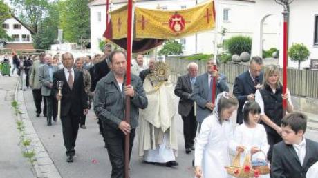 Viele Gläubige der Pfarrei Taiting/Bitzenhofen zogen bei der Prozession mit, unter ihnen Fahnenabordnungen, Kommunionkinder und Ministranten. 