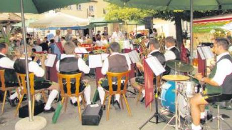 Echt bayerische Gemütlichkeit: den Biergarten vor dem Bräustüberl, dazu richtig zünftige Blasmusik der Altbairischen Musikanten aus Thierhaupten.