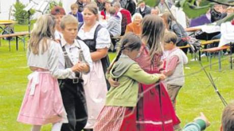 Sorgten für Schwung auf dem Pfarrfest: die Kinder der Volkstanzgruppe Affing (links). Auch die Messe fand unter freiem Himmel statt. 