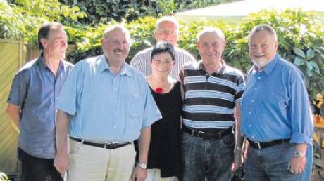 Anita Reader (Mitte) mit langjährigen Wegbegleitern in Schule und CSU: (von links) Günther Büschl, Bürgermeister Thomas Riß, Erich Hofgärtner, Josef Kodmeir und Jörg Mentzer. 