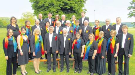 Eine Chorgemeinschaft mit Farbtupfer: So präsentieren sich die Sängerinnen und Sänger aus Rehling anlässlich des 50-jährigen Bestehens. Sie sind Gastgeber für ein „Offenes Singen“ mit acht Chören auf dem Sportgelände in Rehling-Oberach. 