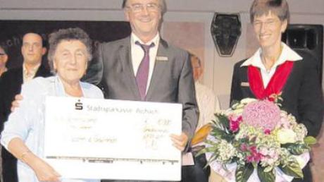 Theodora Scherer gewann 10000 Euro. Vorstandsvorsitzende Birgit Cischek und der verabschiedete Filialleiter Udo Beer gratulierten. 