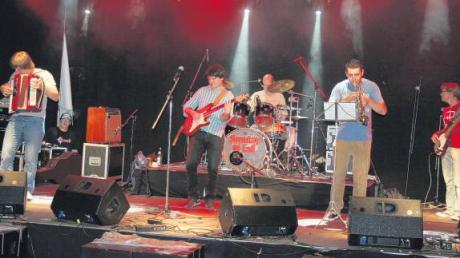 Tanzen war beim Lechwood-Festival am Samstagabend angesagt bei Averoplan. Die Münchner Band war für „Frieder kommt“ eingesprungen: Andrey (Gitarre, Gesang), Yuri (Bass), Alex (Schlagzeug), Pavlo (Akustikgitarre, Akkordeon), Alex (Trompete). 