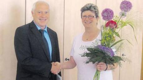 Gerlinde Strohhofer feierte ihr 40. Dienstjubiläum. Dazu gratulierte Bürgermeister Franz Schindele.