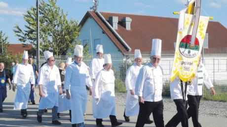 Aufmarsch der zehn Spezialitätenwirte im Wittelsbacher Land. Vom Gemeinschaftshaus zogen sie gemeinsam mit rund 300 Besuchern zum ersten Laurentiusfest am Landkreismittelpunkt. 