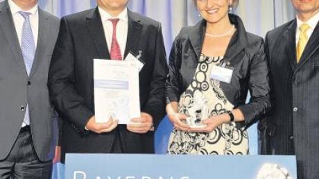 Mit dem Preis „Bayerns Best 50“, ausgezeichnet wurde die Firma Unsinn aus Holzheim. Im Bild (von links) Martin Zeil (Wirtschaftsminister), Josef und Rosa Unsinn sowie Juror Dr. Martin Oliver Wenk.  