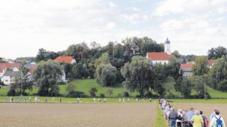 Rund 150 Wanderer folgten Bundestagsabgeordnetem Eduard Oswald bei seiner 69. Wanderung vom Obergriesbacher Wald hinunter zur Au-Kapelle. 