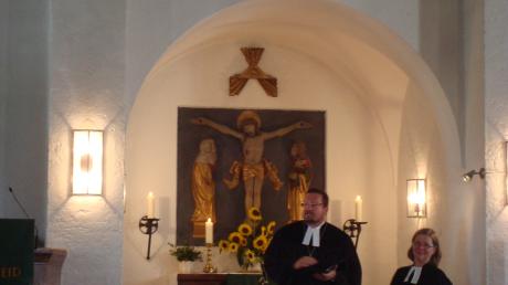Dekan Stefan Blumtritt führte die neue Aichacher Pfarrerin Gabriele Buchholz in ihr Amt ein. 