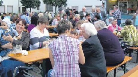 Mehr als 150 Anwohner kamen zum Quartiersfest des St.-Helena-Weges in Aichach.  
