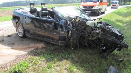 Schwer verletzt wurde der Fahrer dieses Cabrios bei einem Unfall zwischen Hörzhausen (Schrobenhausen) und Unterbernbach (Kühbach). Ein Taxifahrer, der den Unfall sah, holte den Mann aus dem Auto.  
