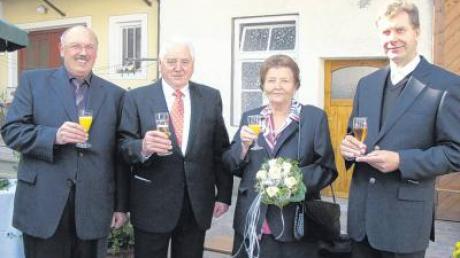 Mit Bürgermeister Thomas Riß (links) und Pater Alfred Nawa stießen Elisabeth und Johann Menzinger auf ihre goldene Hochzeit an. 