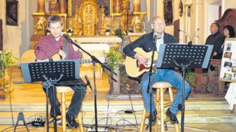 Nahm seine Zuhörer in Obergriesbach mit auf eine musikalische Reise durch die Bibel: Liedermacher Jörg Streng (rechts), den Walter Oettel begleitete. 