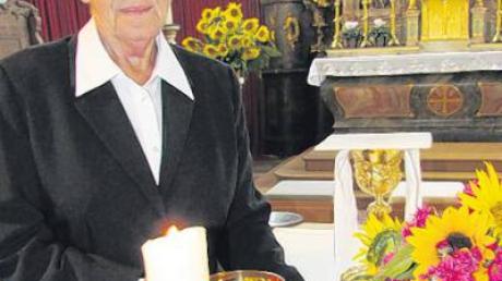 Sieglinde Limmer an ihrem geliebten Arbeitsplatz, in der Rehlinger Kirche. Die Mesnerin feierte am Montag ihren 70. Geburtstag. 